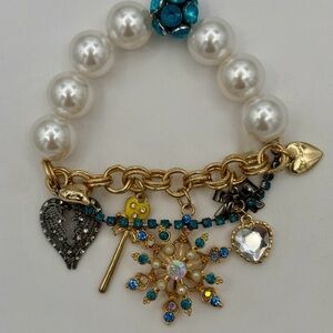 Betsey Johnson Pearl Gold and Blue Snowflake Charm Bracelet!